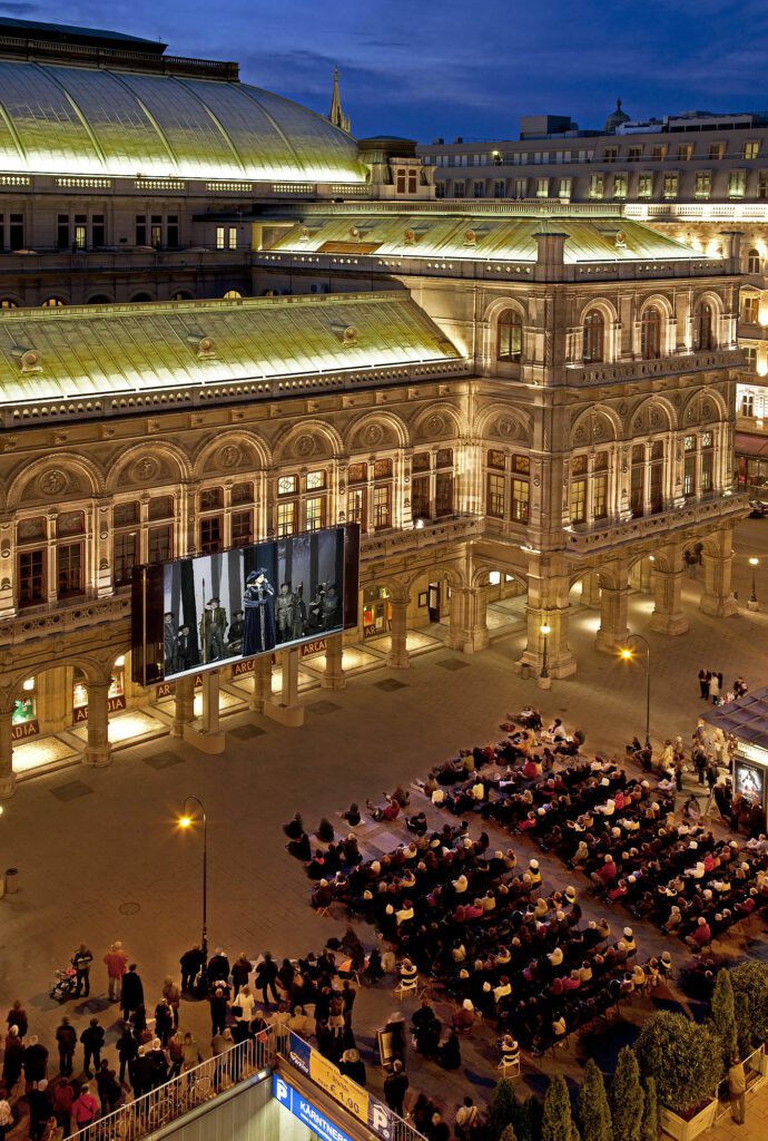 Live-stream in the piazza of Vienna State Opera. Photo: Michael Pöhn