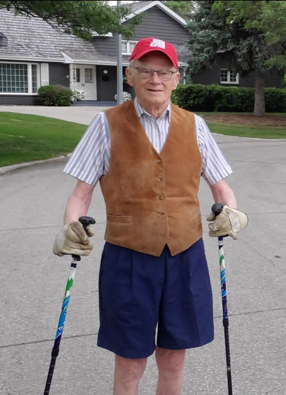 95-year-old Douglas MacEwan walks 96 km for Manitoba Opera